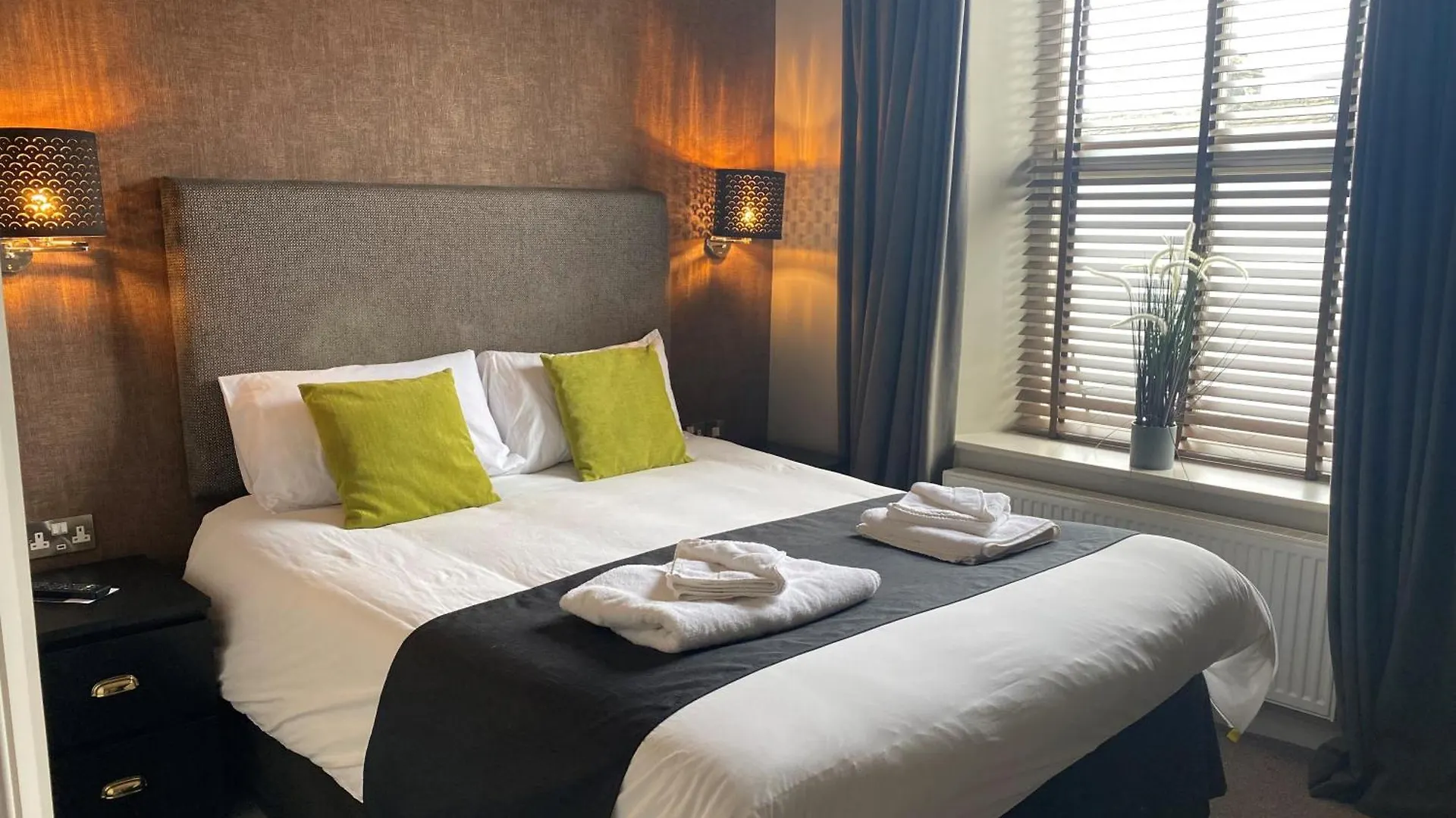 The White Swan, Yeadon Hotel