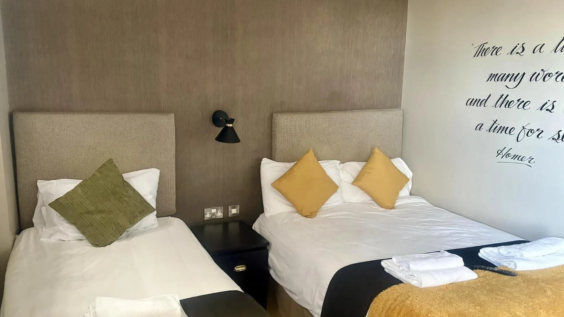 The White Swan, Yeadon Hotel